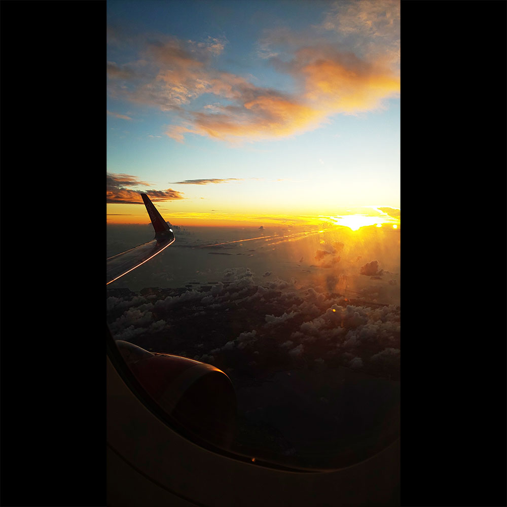studio_akim's tweet photo. 沖縄 その4「帰路」
飛行機の窓から夕日が差し込む頃
向こうに見えてきた不思議な形は
－－－四角い雲！
何なんだこの形は？！
中で何か起こっているのだろうか・・・。
#超常現象 #不思議な現象 #不思議 #雲 #変わった形の雲 #カコソラ #夕日 #夕暮れ #黄昏 #黄昏時 #マジックアワー https://t.co/iFLOlg4JEa