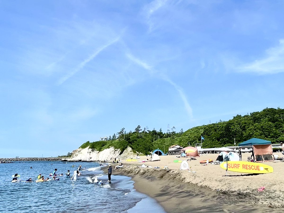 #鯨波海岸 

連休の手前ですが、結構海に遊びに来てる方たくさん！

それでも、瞬間200人もいないと思うのでビーチは全然混まなくて快適😍

空いてて海キレイで夕日も良いので、そろそろ外国人旅行者にも知られてほしい

手ぶらで来てもレンタルで揃うし、ビーチで飲酒もできます🍹