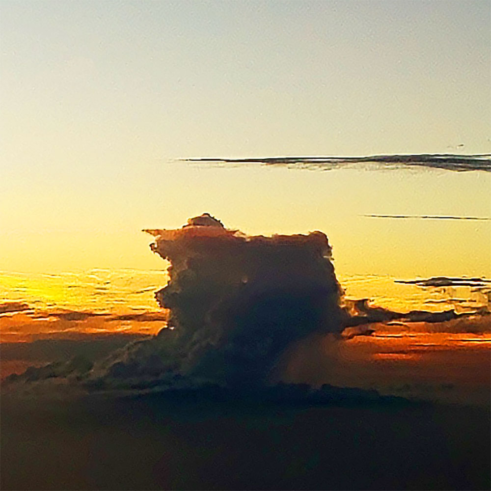studio_akim's tweet photo. 沖縄 その4「帰路」
飛行機の窓から夕日が差し込む頃
向こうに見えてきた不思議な形は
－－－四角い雲！
何なんだこの形は？！
中で何か起こっているのだろうか・・・。
#超常現象 #不思議な現象 #不思議 #雲 #変わった形の雲 #カコソラ #夕日 #夕暮れ #黄昏 #黄昏時 #マジックアワー https://t.co/iFLOlg4JEa