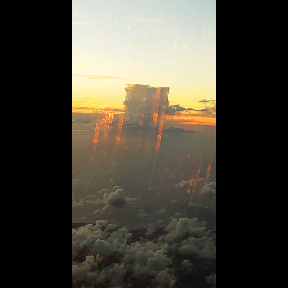 studio_akim's tweet photo. 沖縄 その4「帰路」
飛行機の窓から夕日が差し込む頃
向こうに見えてきた不思議な形は
－－－四角い雲！
何なんだこの形は？！
中で何か起こっているのだろうか・・・。
#超常現象 #不思議な現象 #不思議 #雲 #変わった形の雲 #カコソラ #夕日 #夕暮れ #黄昏 #黄昏時 #マジックアワー https://t.co/iFLOlg4JEa
