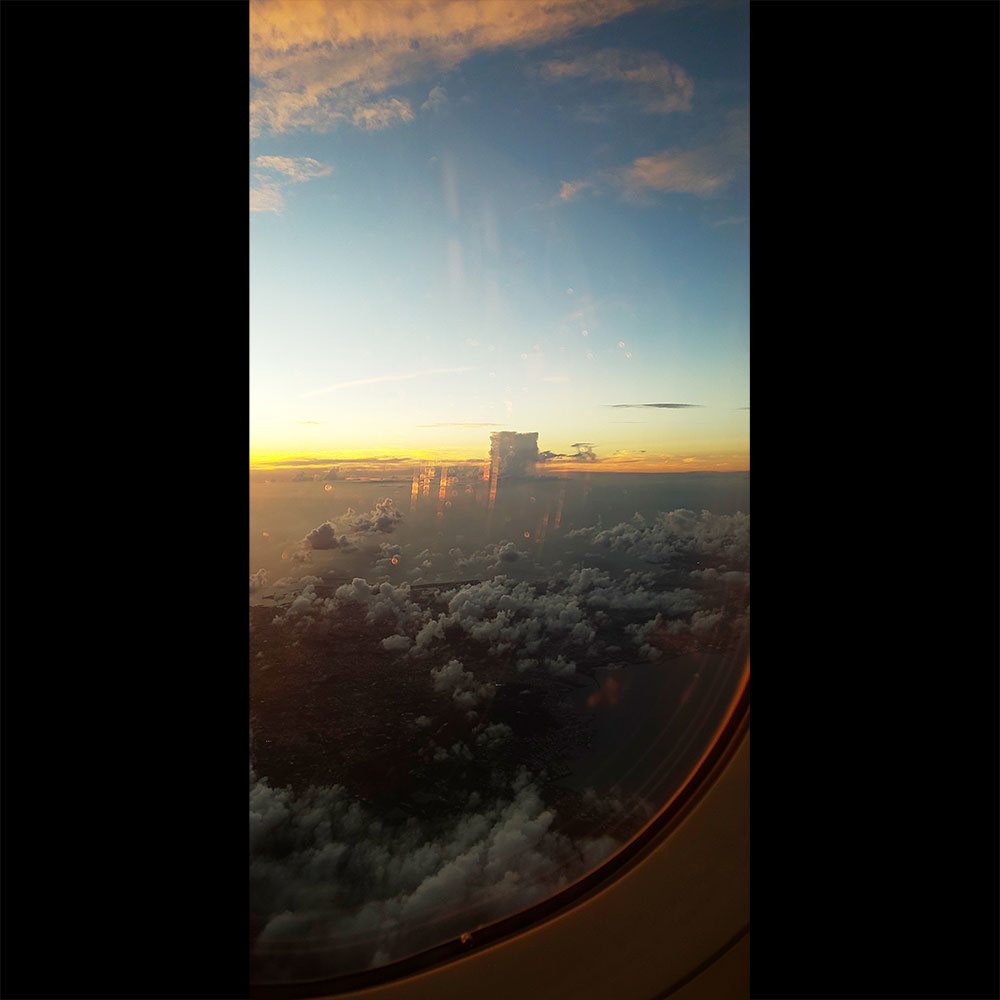 studio_akim's tweet photo. 沖縄 その4「帰路」
飛行機の窓から夕日が差し込む頃
向こうに見えてきた不思議な形は
－－－四角い雲！
何なんだこの形は？！
中で何か起こっているのだろうか・・・。
#超常現象 #不思議な現象 #不思議 #雲 #変わった形の雲 #カコソラ #夕日 #夕暮れ #黄昏 #黄昏時 #マジックアワー https://t.co/iFLOlg4JEa