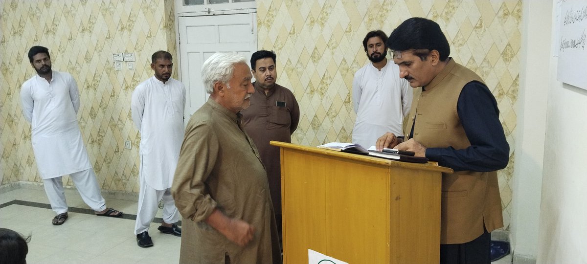 ایڈیشنل ڈپٹی کمشنر جنرل لیہ شبیر احمد ڈوگر حکومت پنجاب کی اوپن ڈور پالیسی کے تحت ڈپٹی کمشنر آفس لیہ کے ویٹنگ روم کے روسٹرم پر آکر شہریوں کے مسائل سن رہے ہیں
<a href="/MaryamNSharif/">Maryam Nawaz Sharif</a> <a href="/CS_Punjab/">Chief Secretary Punjab</a> <a href="/Division_dgk/">Commissioner D.G.Khan Division</a>