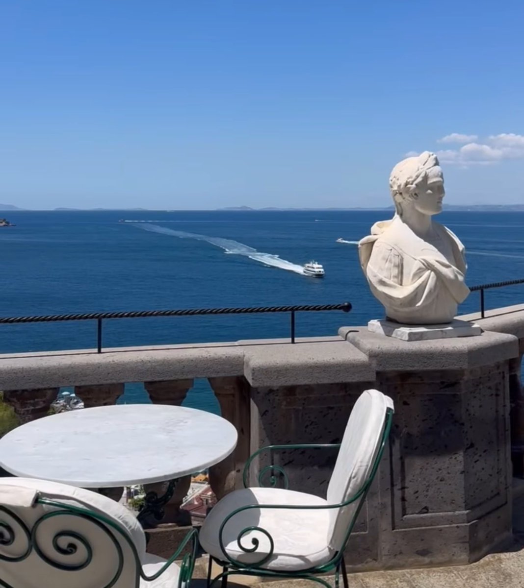 Muy buenos días de sábado.

Hoy toca día familiar y una celebración de 50 cumpleaños. 🎂
Pasad un fin de semana magnífico.💃🏻

📷 Sorrento, Silvia Berry.