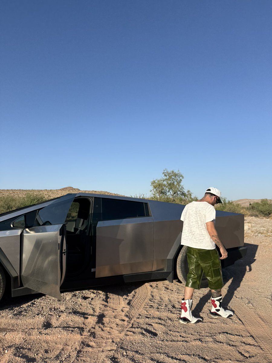 jrdnavry's tweet image. We go Balenci moto boots in the desert