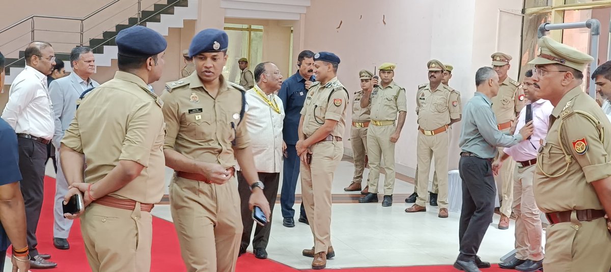 LUCKNOW POLICE (@lkopolice) on Twitter photo рдЖрдИрдЬреАрдкреА рдореЗрдВ рдЖрдпреЛрдЬрд┐рдд рд╡реАрдЖрдИрдкреА рдХрд╛рд░реНрдпрдХреНрд░рдо рдХреЗ рджреГрд╖реНрдЯрд┐рдЧрдд рдХрд╛рдиреВрди рдПрд╡рдВ рд╕реБрд░рдХреНрд╖рд╛ рд╡реНрдпрд╡рд╕реНрдерд╛ рд╣реЗрддреБ <a href="/LoJcp/">JCP L&O LUCKNOW</a> рджреНрд╡рд╛рд░рд╛ рдХрд╛рд░реНрдпрдХреНрд░рдо рд╕реНрдерд▓ рдХрд╛ рдирд┐рд░реАрдХреНрд╖рдг рдХрд░ рд╕рдореНрдмрдиреНрдзрд┐рдд рдХреЛ рджрд┐рдпреЗ рдЖрд╡рд╢реНрдпрдХ рджрд┐рд╢рд╛-рдирд┐рд░реНрджреЗрд╢ред
<a href="/Uppolice/">UP POLICE</a>
#Lkopolice_On_Duty рдЖрдИрдЬреАрдкреА рдореЗрдВ рдЖрдпреЛрдЬрд┐рдд рд╡реАрдЖрдИрдкреА рдХрд╛рд░реНрдпрдХреНрд░рдо рдХреЗ рджреГрд╖реНрдЯрд┐рдЧрдд рдХрд╛рдиреВрди рдПрд╡рдВ рд╕реБрд░рдХреНрд╖рд╛ рд╡реНрдпрд╡рд╕реНрдерд╛ рд╣реЗрддреБ <a href="/LoJcp/">JCP L&O LUCKNOW</a> рджреНрд╡рд╛рд░рд╛ рдХрд╛рд░реНрдпрдХреНрд░рдо рд╕реНрдерд▓ рдХрд╛ рдирд┐рд░реАрдХреНрд╖рдг рдХрд░ рд╕рдореНрдмрдиреНрдзрд┐рдд рдХреЛ рджрд┐рдпреЗ рдЖрд╡рд╢реНрдпрдХ рджрд┐рд╢рд╛-рдирд┐рд░реНрджреЗрд╢ред
<a href="/Uppolice/">UP POLICE</a>
#Lkopolice_On_Duty