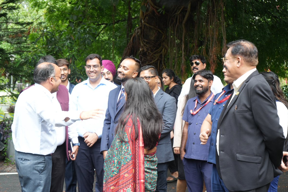 totarunpoddar's tweet image. Everyone claps when they see the wins.
But hardly anyone talks about the days when you feel like giving up.
Back in 2019, Foxhog was just a dream.
No big funding.
No team.
No roadmap.
Just belief.
Fast forward to today — we’re working with over 100 founders, helping them…