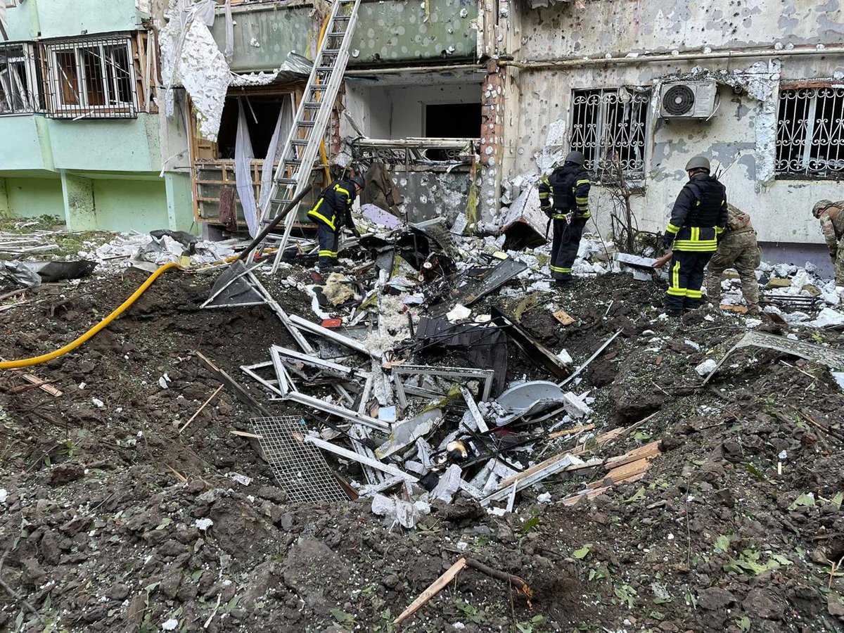 den_kazansky's tweet image. At night, the Russians attacked the city of Chernivtsi near the Romanian border with missiles and drones. They hit residential buildings and killed 4 people.
It made no sense. The city is 700 km from the front. Its residents do not pose any threat to Russia. With such terrorist…
