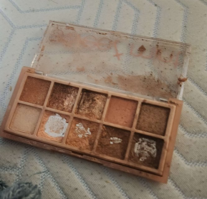 XxMakio's tweet image. I GOT LUCK!!!
(But my 10 year old sister destroyed my whole makeup set.)