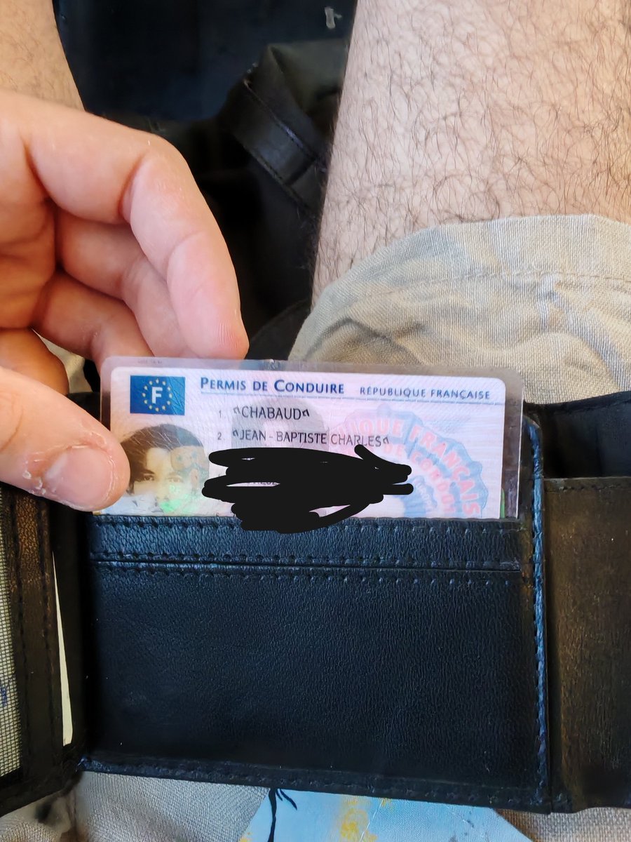 ahahahoui's tweet photo. Portefeuille perdu dans le RER B #portefeuille #RERB #objetperdu #objettrouve https://t.co/yobvlmVB1r