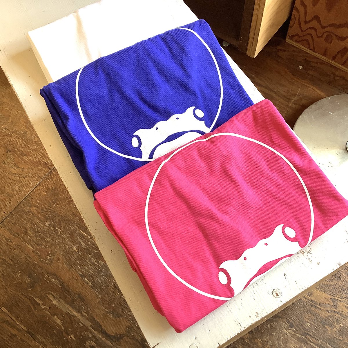 【 夏のアーティストTシャツ】
SUZUKIMI

▪️「かえるTシャツ」　ピンク/ブルーホワイト/ディープピンク/

#アーティストTシャツ
#SUZUKIMI