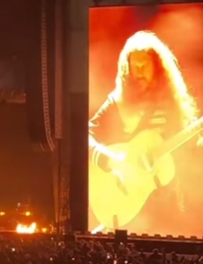 Raysnoreo's tweet photo. Why does Ray toro lowkey look like Jesus here #mcrseattle https://t.co/TZkGcXTpWs