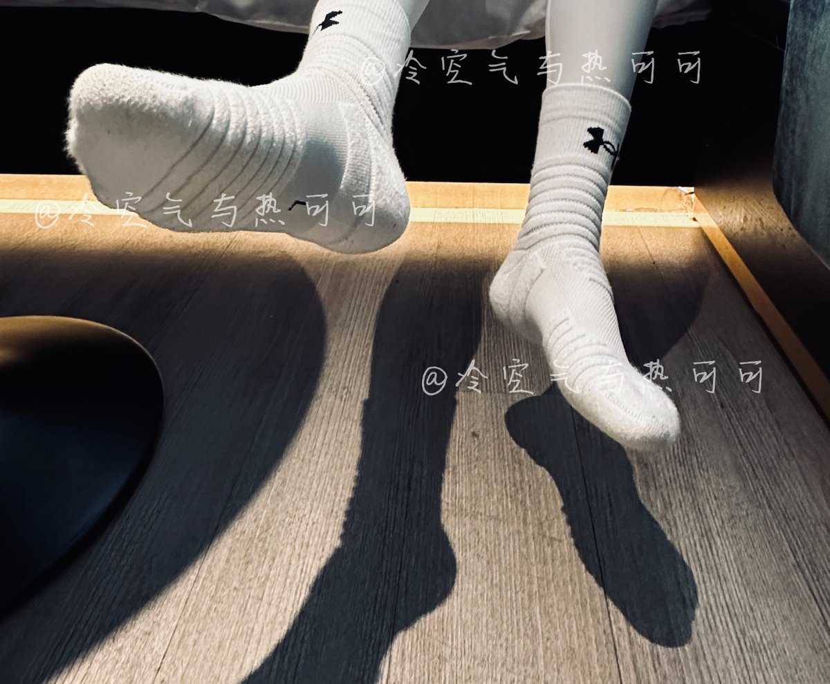 打完球脱下鞋子那一刻谁懂
＃男高中生 #男高爹 ＃高弹 ＃白袜 ＃粗口 ＃体育生 ＃1S #篮球袜  #白袜粗口
