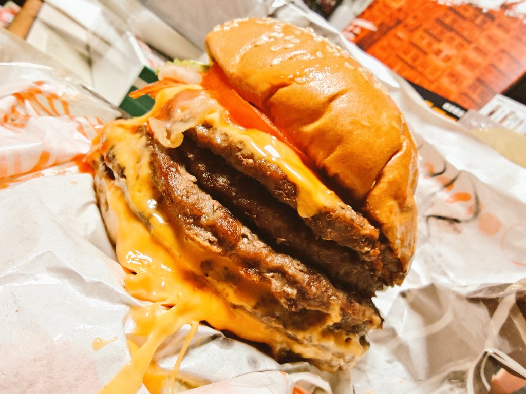 散髪行ってガンダムのカードゲーム買って本買ってお昼飯買って帰ってきた！
バーガーキングの肉の化け物を食らう