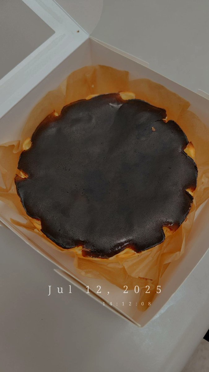 我是超絕宇宙寵鵝😭😭
我有蛋糕，同事送的禮物
好開心，還是親手做的巴斯克
.....
而且我超愛吃巴斯克😭😭