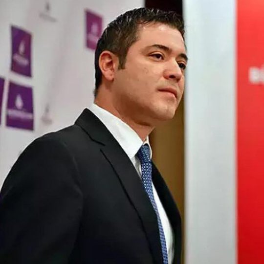 Murat Ongun'dan tutuklanan şoförüne çağrı: 

"Sevgili Kadir; senden bana iftira atmanı istiyorlar biliyorum, bunun için aldılar seni. 

İstedikleri ifadeyi ver ve çık o cezaevinden, çocuklarına kavuş. 

Hakkımı helal ediyorum."