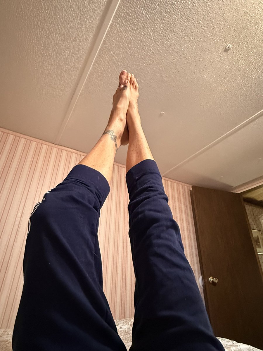 OFDamdidi's tweet image. Less than an hour left of Amazon days who wants to see underneath the comfiness? I’ve yet to score any deals, time is running out..you know where to find me….. if she’s got ink, she’s got a link. 
You score, I score! #ComfyClothes #OFNewbie #OnlyFans #CoastalCowgirl #Sweatpants