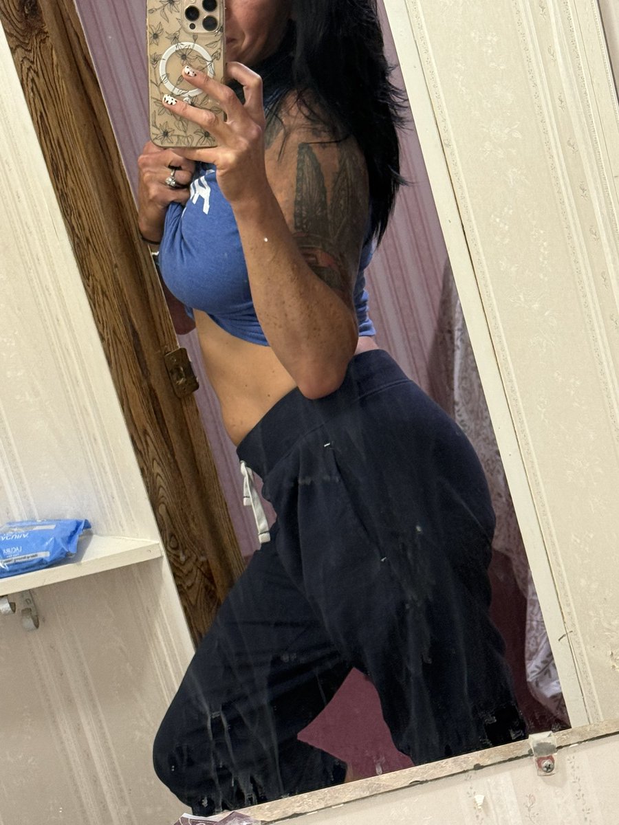 OFDamdidi's tweet image. Less than an hour left of Amazon days who wants to see underneath the comfiness? I’ve yet to score any deals, time is running out..you know where to find me….. if she’s got ink, she’s got a link. 
You score, I score! #ComfyClothes #OFNewbie #OnlyFans #CoastalCowgirl #Sweatpants
