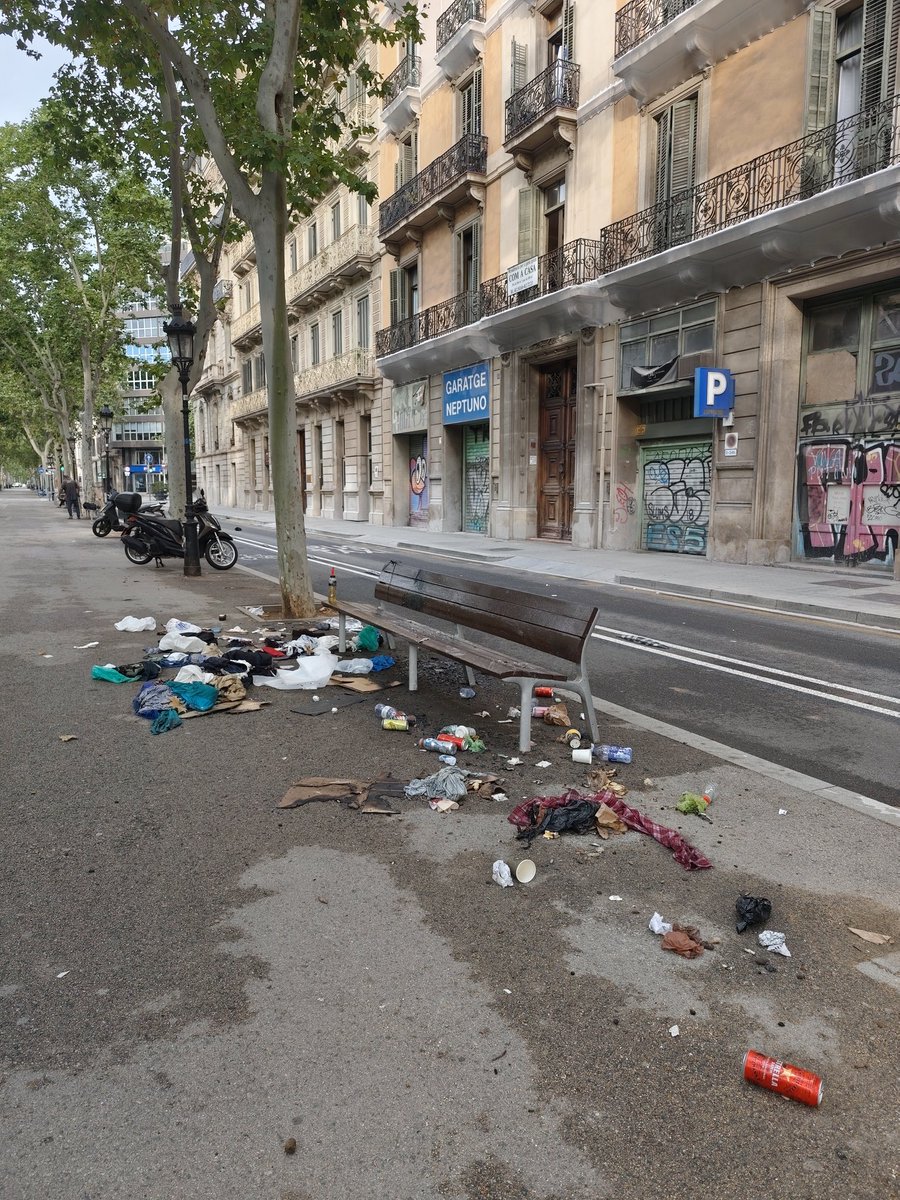 Algú pot entendre això? No està al costat de cap contenidor.
Gran Via de les Corts Catalanes, 651