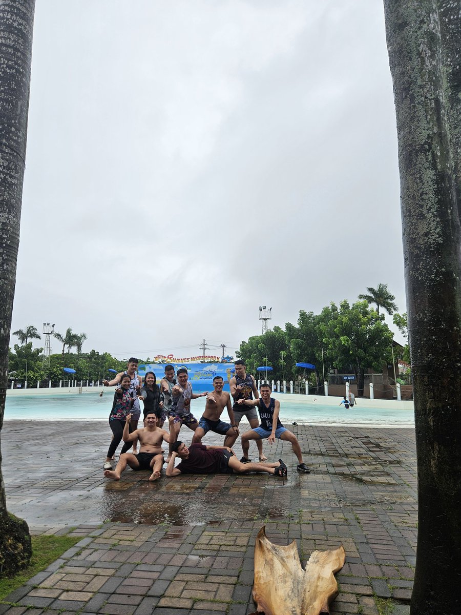 Team Bldg at 8 Waves Waterpark

"Walang iwanan daw. Pero nung cleaning time, lahat biglang nawala."