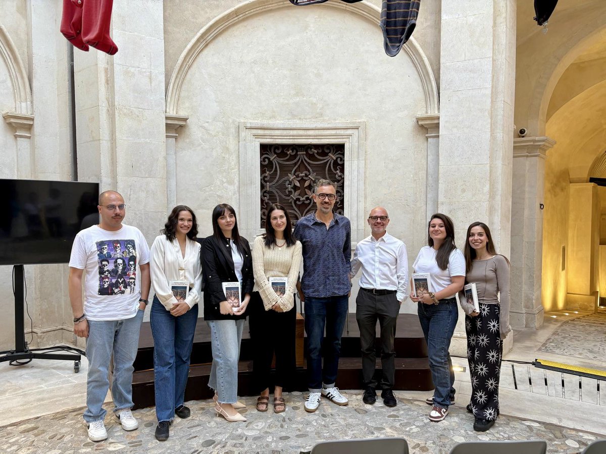 ‘Vite nell’oro e nel blu’
Andrea Pomella
nella splendida Corte del MAXXI L’Aquila
insieme al gruppo di lettura Good Readers AQ