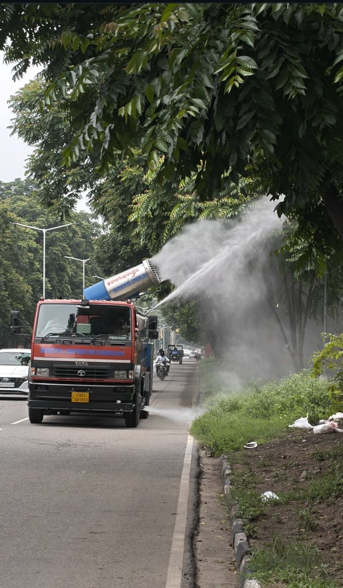 Funds की कमी के बाद भी #chandigarh adminstration मानसून सीजन में महंगा डीजल और सस्ती लेबर की मदद से कृत्रिम बारिश करवा रहा हैं । वैसे इन पैसों से सड़कों के गढ़े भी भरे जा सकते थे। पर 🙏होइहि सोई जो राम रचि राखा🙏. #chandigarhadminstration 
#mcchandigarh