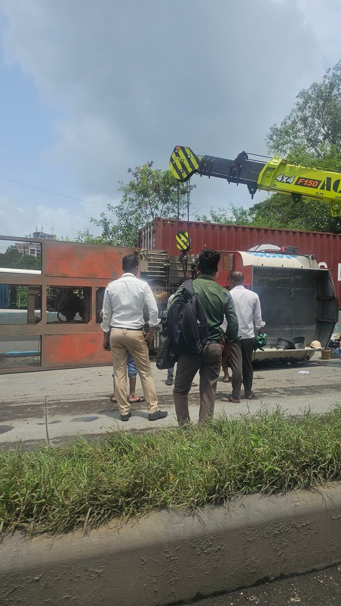 vu3one's tweet image. Accident on Thane-Belapur Road at Ghansoli, Thane-bound lane.