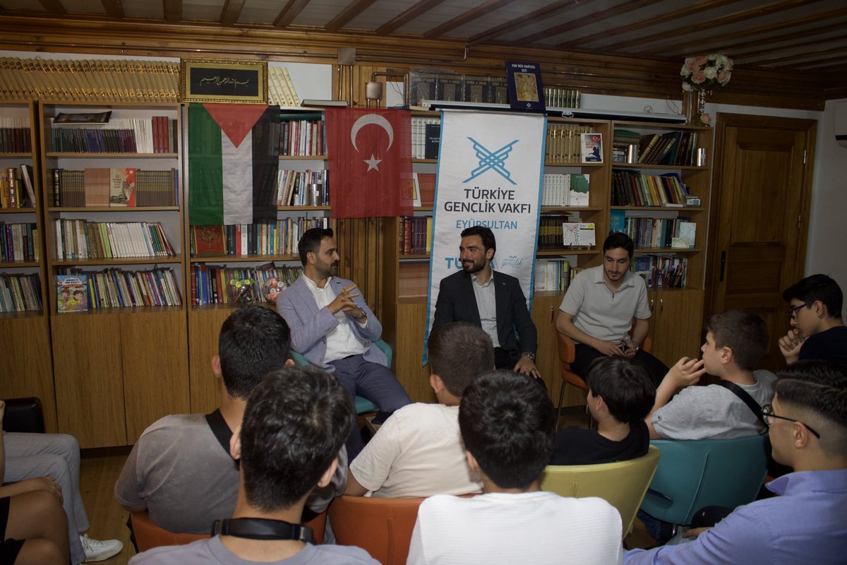 SerhatYorur's tweet image. 📍TÜGVA Eyüpsultan İlçe Temsilciliği

Önceki Dönem İlçe Temsilcimiz Sn. Osman Sinoğlu’nu vakfımızda genç kardeşlerimizle ağırlamaktan memnuniyet duyduk.

Öncülerimizi unutmuyor, vefayla hatırlıyoruz.

Nazik ziyaretleri için teşekkür ediyorum.

#EyüpsultanınGençMuhafızları ✍🏻