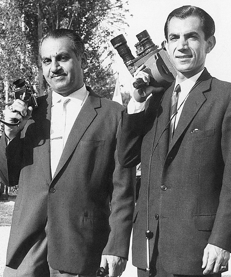 محمد علی ایثاری، نویسنده کتاب 
A picture of Persia بود، او در این کتاب داستان بامزه ای تعریف میکند از اینکه در قطار هند نام خانوادگی خادم باعث شده بود میزبانان او را به اشتباه در اطاق خدمه همراه جای دهند، 
ایثاری سمت راست، علی خادم سمت چپ