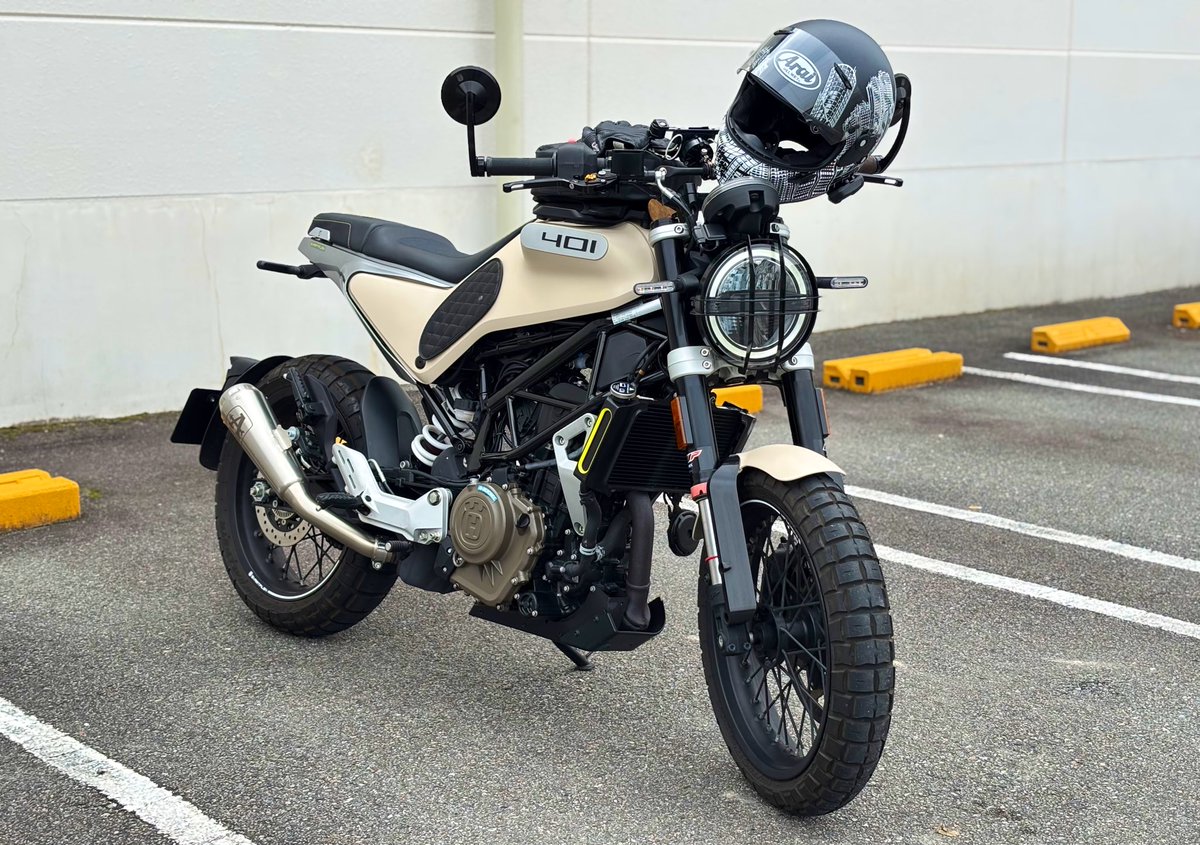 piro_shki's tweet image. 車検からバイク帰宅。
ギアがスコスコ入って同じバイクだとは思えない程に乗り心地が良い。控えめに言って最高。
