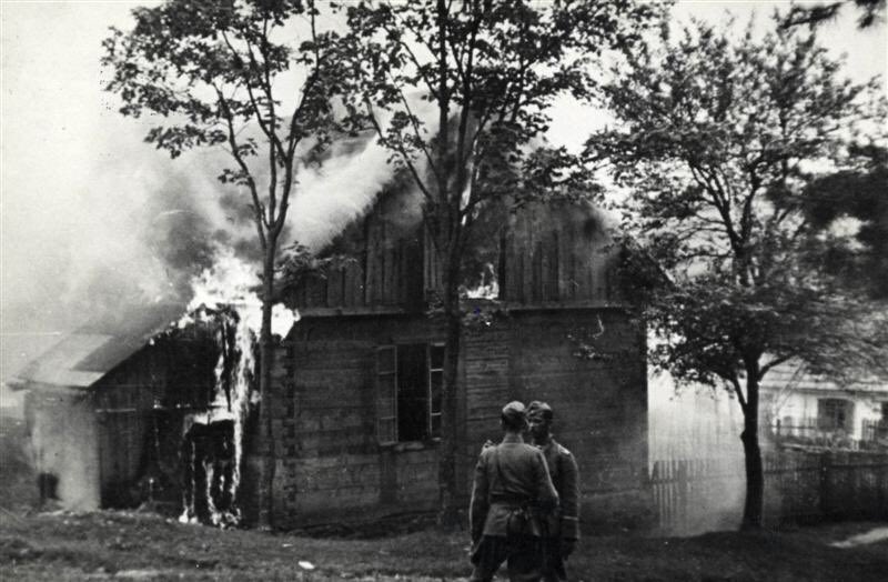 Przerażające zdjęcie. Niemieccy zbrodniarze na tle płonących domów w Michniowie. 82 lata temu spacyfikowano tę wieś. Nikogo nie oszczędzono – mężczyzn, kobiet, dzieci. Dziś obchodzimy Dzień Walki i Męczeństwa Wsi Polskiej. Zapraszam na wątek pamięci ⤵️🧵