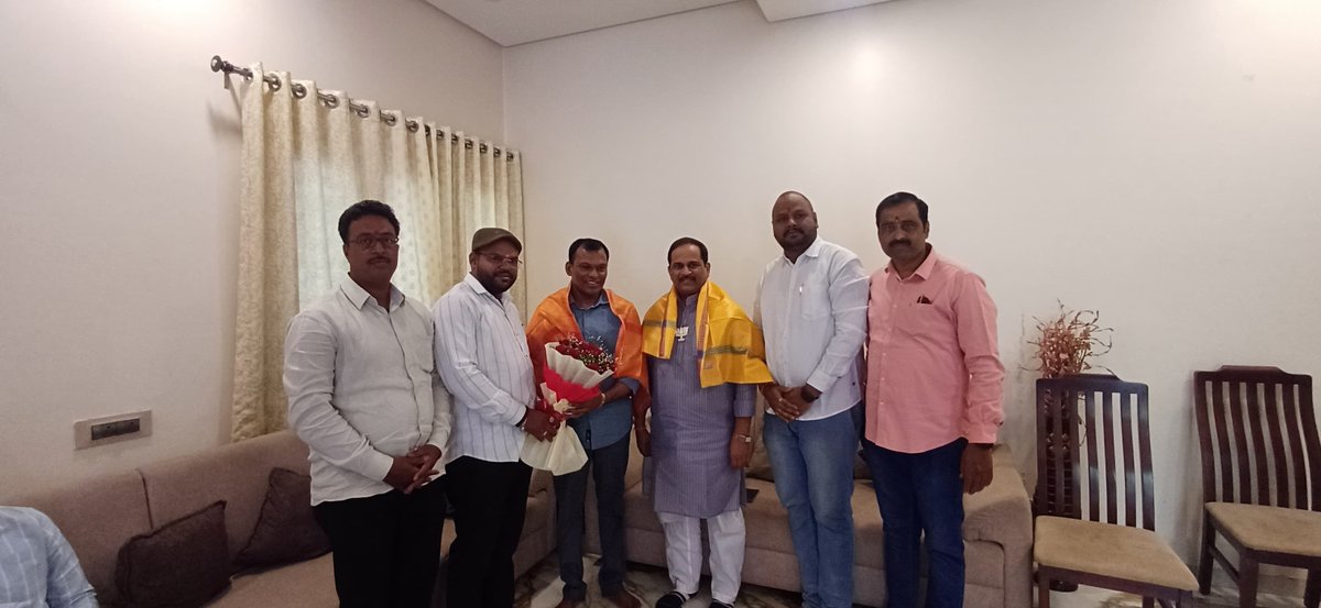 KishorShitole8's tweet image. जिल्हा वकील संघाची निवडणूक:
भारतीय  जनता पार्टीतील छावणी पडेगाव चे माजी मंडळ अध्यक्ष, आमचे मित्र ॲड श्री अशोक मुळे यांची छ.संभाजीनगर जिल्हा वकील संघाचे अध्यक्ष म्हणून निवड झाल्याबद्दल त्यांना  खूप खूप हार्दिक शुभेच्छा.
#Congratulations #छत्रपतीसंभाजीनगर #KishoreShitole