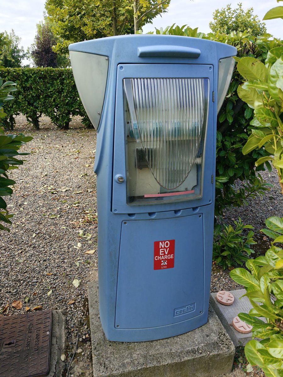 Esto es un poste de un camping de reciente construcción.
Si no pueden cargar los coches eléctricos no entienden que:
1. Nuevamente no atienden a clientes aún pagando una tarifa alta de luz.
2. No tienen suficiente potencia para todos los campistas