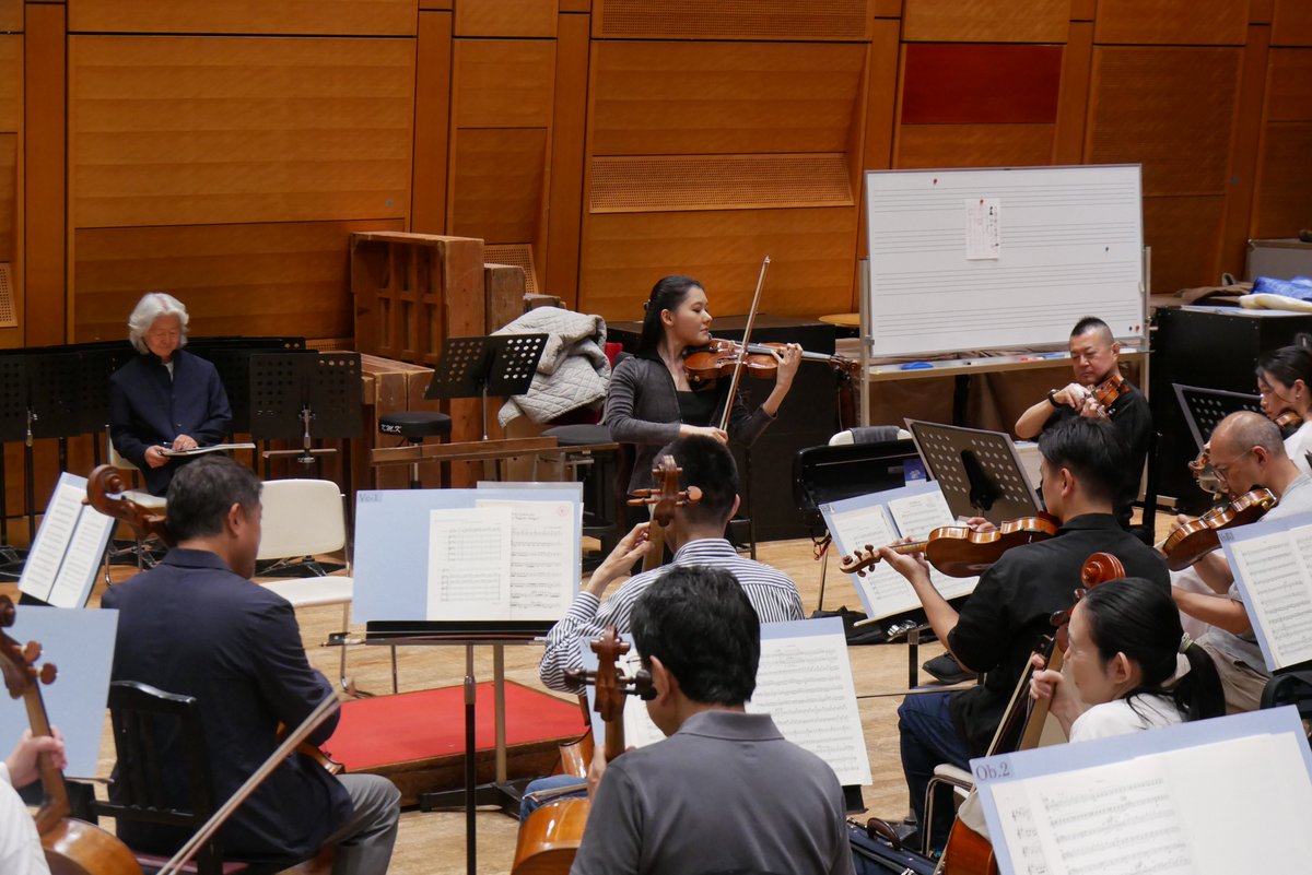 #都響 ・八王子シリーズのリハーサルから📸

明日の公演では、大友直人指揮による #チャイコフスキー 交響曲第５番をはじめ、ソリストに迎える俊英のヴァイオリニスト #服部百音 がサン＝サーンスのヴァイオリン協奏曲第3番を披露します❗️