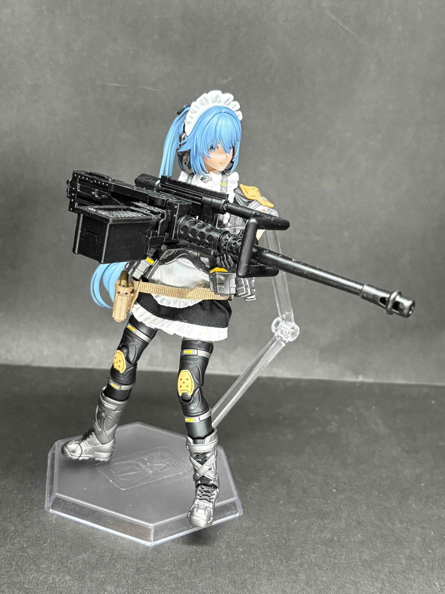 N4BVEyfgTOWHNYj's tweet image. さて思い付きを形にした産物を現実で反省するやり取りです適当なサポートで歪んでるとかは置いておきます
デザインと現物での反省点としては
横に張り出たマガジンが重心を狂わせてる
ロールバーの主張が強過ぎる
トリガーコントローラーを低くしてもっと銃に隠そう
そんな感じでT2に移行でしょうか