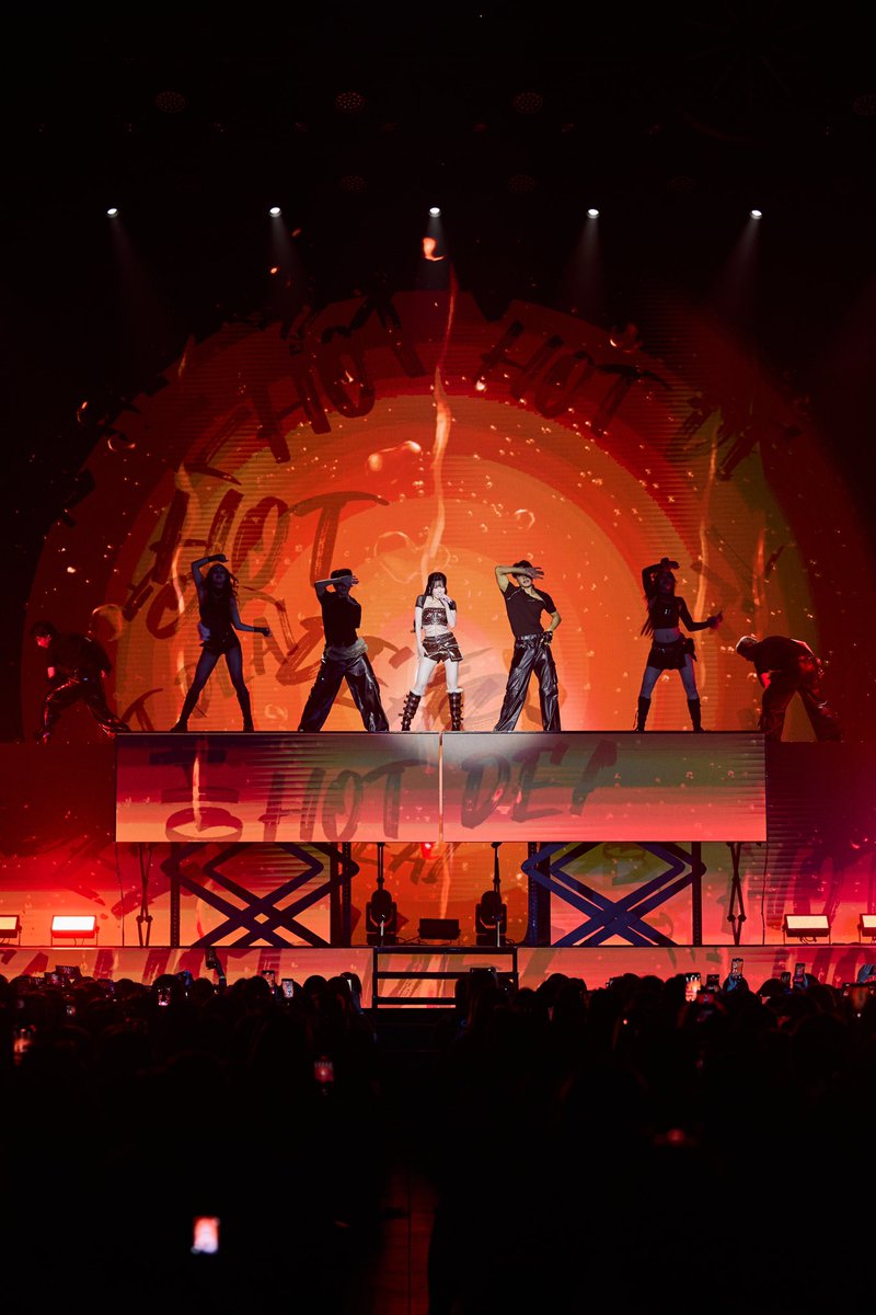 Qwinlabel's tweet image. เก็บภาพบรรยากาศของงาน #Dreamwarriorconcert ที่เบนซ์ข้าวขวัญได้ไปเป็นแขกรับเชิญ และได้การต้อนรับจากทุกคนเป็นอย่างดี🎀
#QWINLABEL #Benzkhaokhwan #BOSSCKM #ShawtyBoss #BoNoh