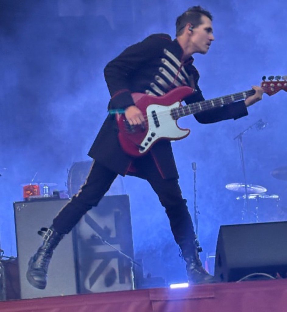 ieroklaus's tweet image. something about seasons changing 🤍 ohhh mikey way i love You and your goth boots