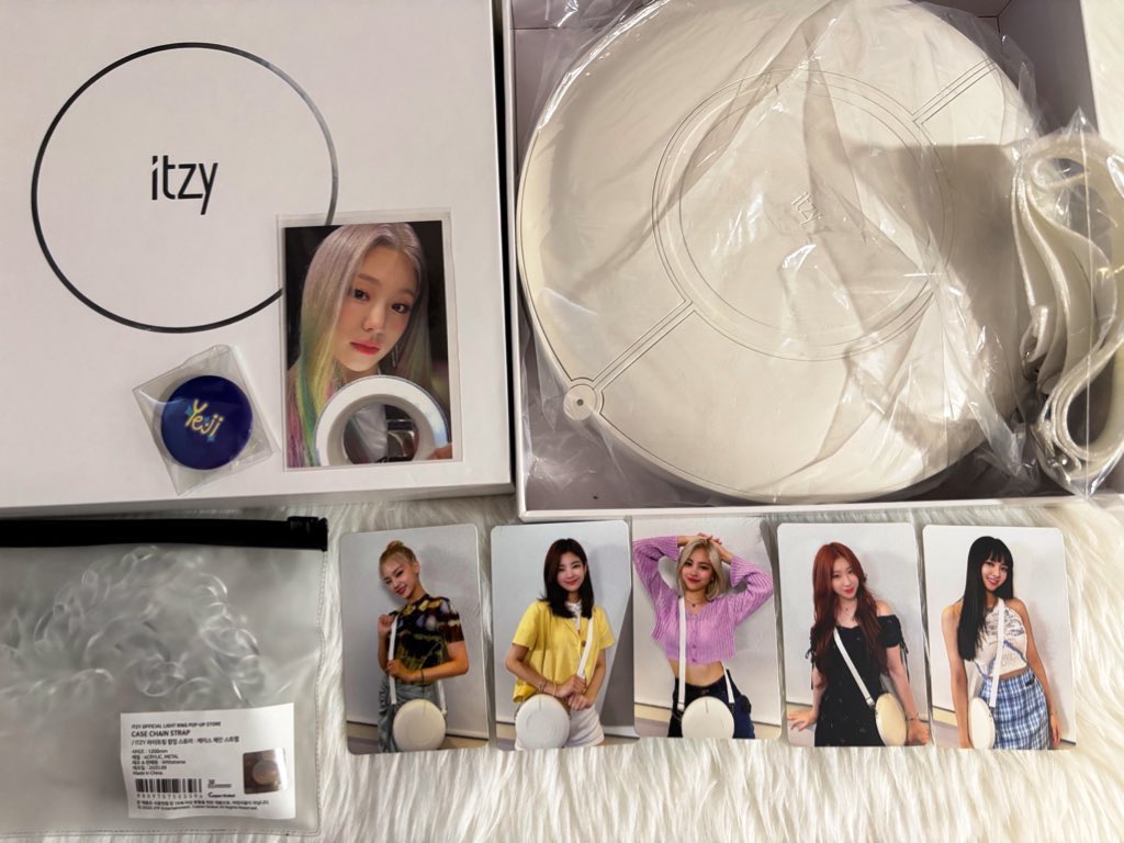 oncecandyph's tweet photo. WTS | LFB | PH #OCPHOnhand 🛒

ITZY OFFICIAL LIGHT RING CASE W/ PHOTOCARD SET + POP UP STORE CASE CHAIN STRAP
— with Yeji official pop up store photocard and pin button set
— never been used (store on a shelf)

900

light ring case chain strap yeji lia ryujin chaeryeong yuna pc https://t.co/iAjWFrPlfb