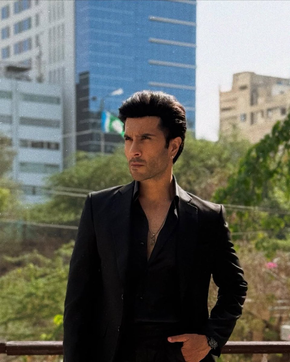 Chupnewscom's tweet photo. فیروز خان کی نئی تصویر۔
#FerozeKhan #Pakistani #PakistaniActor #Pakistanimodel #ShowbizPakistan #fashionstyle #StyleBlogger #Chupnewscom https://t.co/gn4KBK1jzj
