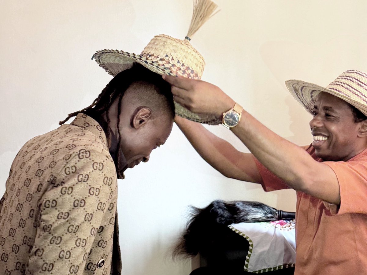 JChameleone's tweet image. I extend my greetings to His Majesty King Atorobo Azande Kingdom for welcoming me to your palace.
Thank you for the wisdom you shared with me.
PEACE to Western Equatorial state, South Sudan and the rest of the world.
Asante sana
#Peace + ❤️