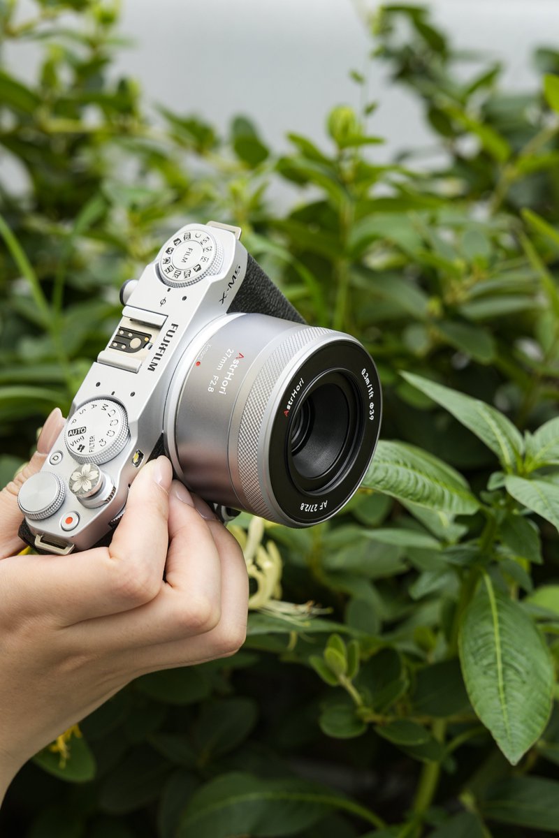 AstrHori's tweet image. The AstrHori AF 27mm F2.8 in Titanium Gray pairs perfectly with Fujifilm X-series cameras. Mounted on the X-M5, it’s a perfect aesthetic match – sleek, stylish, and seriously photogenic. 😍✨
#astrhori #autolens #NewArrivals #fujifilmxm5 #titaniumgray #cameraaesthetics
