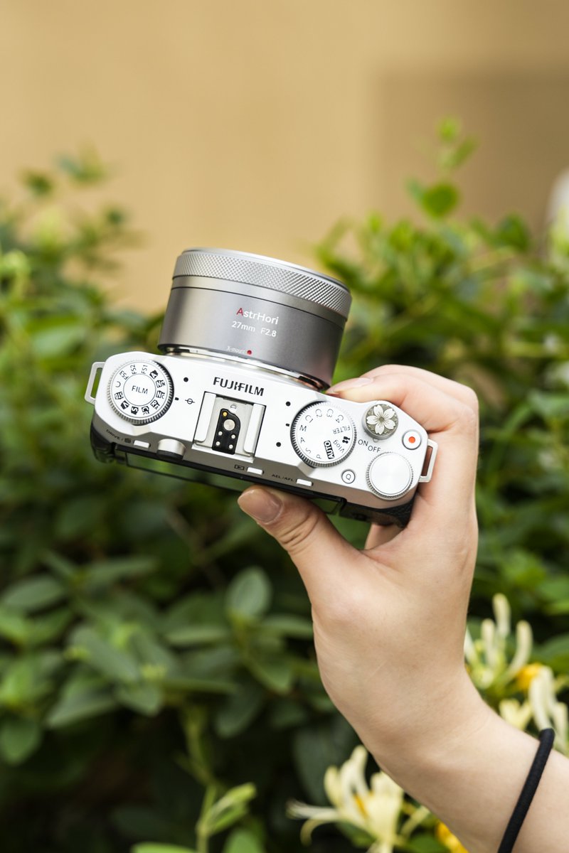 AstrHori's tweet image. The AstrHori AF 27mm F2.8 in Titanium Gray pairs perfectly with Fujifilm X-series cameras. Mounted on the X-M5, it’s a perfect aesthetic match – sleek, stylish, and seriously photogenic. 😍✨
#astrhori #autolens #NewArrivals #fujifilmxm5 #titaniumgray #cameraaesthetics