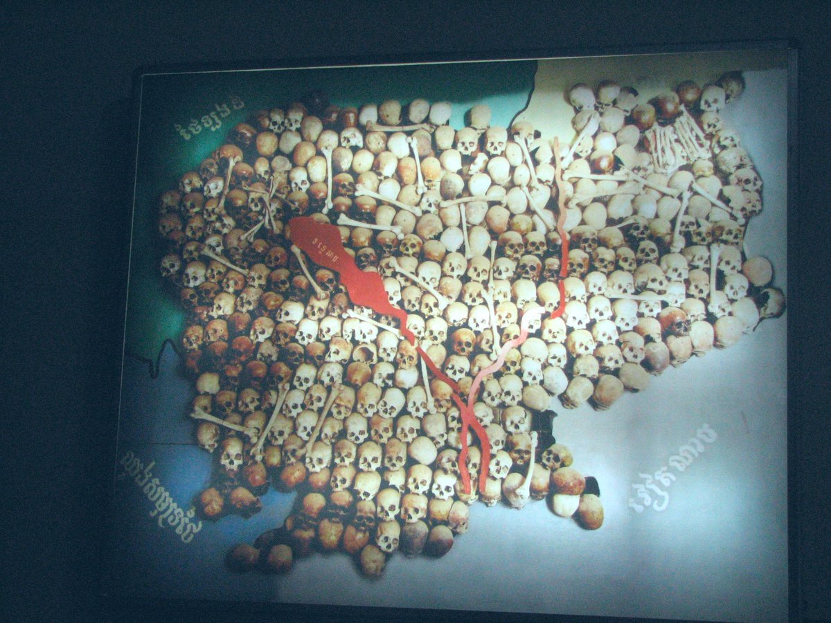 คุกมรณะทั้ง ๓ ของยุคเขมรแดง (ตาย 1.5-2 ล้านคน ~ 25% ของปชก.) ได้รับรองจาก UNESCO  แต่ที่ตายมากๆไม่ได้เกิดในคุกนี้กลับไปเกิดทุ่ง Killing Fields (~1.3 ล้านคน โดยใช้ขวาน ยาพิษ หรือค้อนเพราะต้องการประหยัดกระสุน) ผู้ตายเป็นคนมีการศึกษาที่ถูกไล่ออกจากเมือง