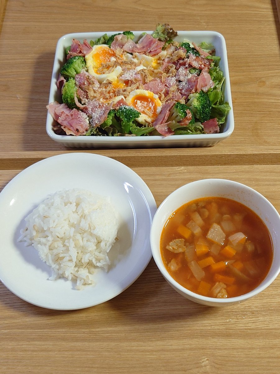 Tomi_01_26's tweet image. おつかれさまです🙇
グヤーシュ
半熟卵とベーコンのサラダ
グヤーシュはハンガリーのスープです。
パプリカを使うので優しい味がします🇭🇺
#おうちごはん