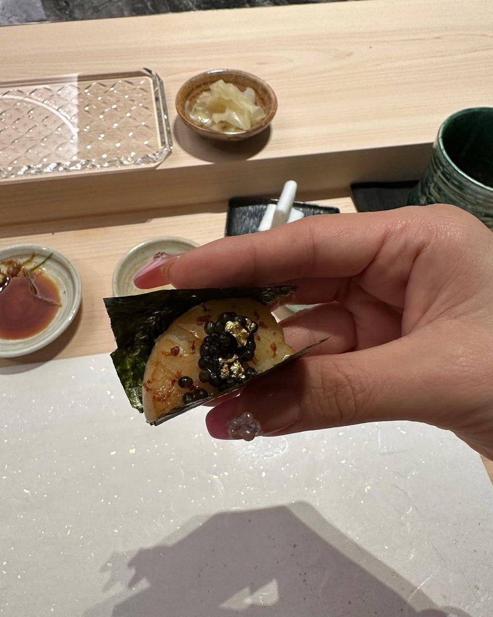 basharmatar's tweet image. 贅沢すぎる一口🍣✨ キャビアと金箔が輝くこのお寿司、まさに芸術品! 口の中でとろけるような美味しさに感動しました🤤 至福の瞬間! #寿司 #キャビア #金箔 #高級寿司 #美食