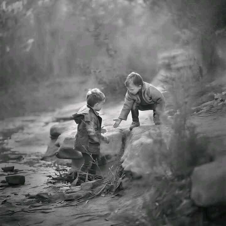 مشکل راستوں میں ایک دوسرے کا ساتھ دینا زندگی کا سب سے خوبصورت جذبہ ہے۔