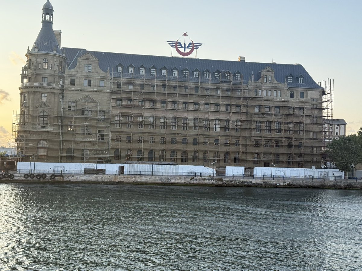 Bugün sadece hatıralarda yaşayan bu güzergâh, bir zamanlar İstanbul’un kalbinde raylar üzerinde atıyordu.

Kaybolan bir şehrin izinde, sinema karelerinde kalan son tramvaylar...