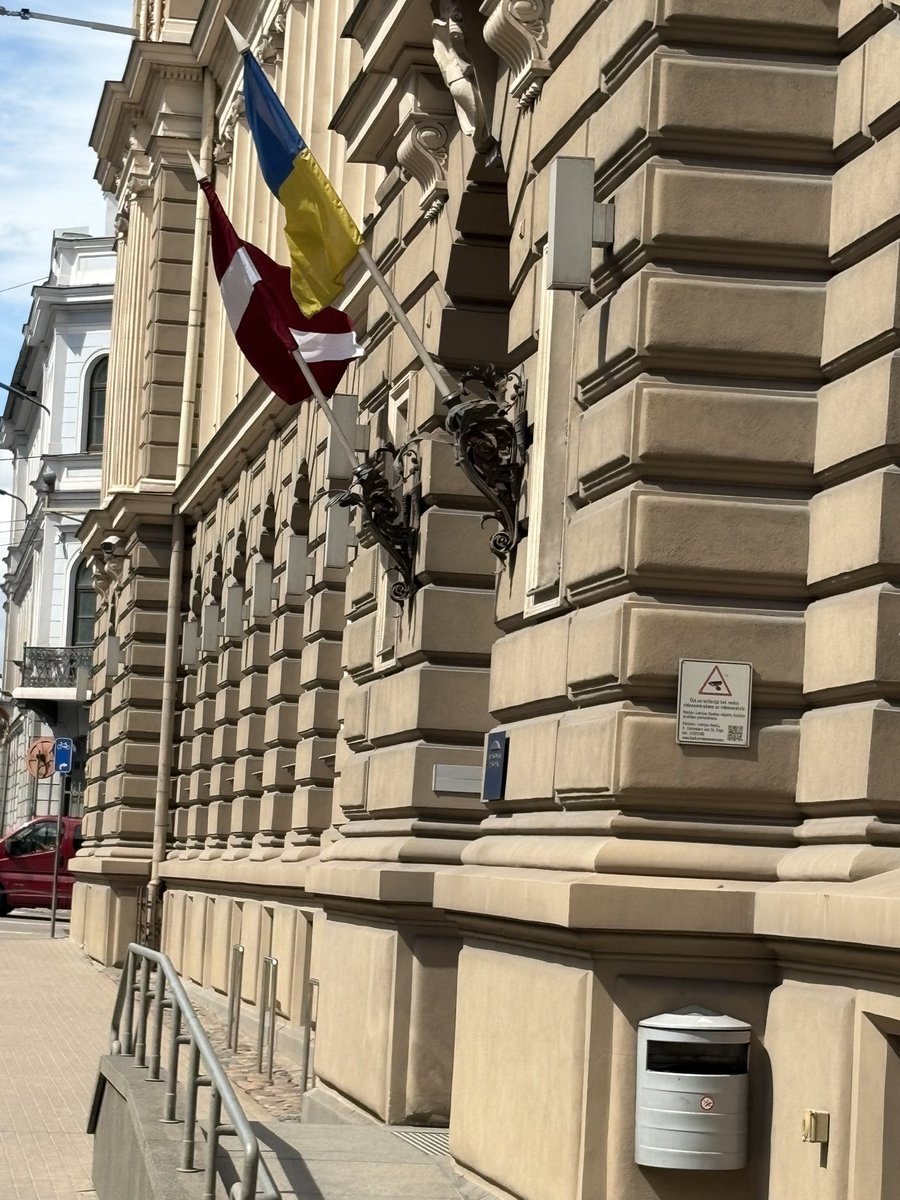MarkHertling's tweet image. In Riga, Latvia today. Like other Baltic & Nordic countries I’ve been to on this trip all are flying their flag next to Ukraine’s flag on govt buildings & many private homes and businesses.
They’ve broken their suppression by Russia & they’ve gained freedom. They get it!