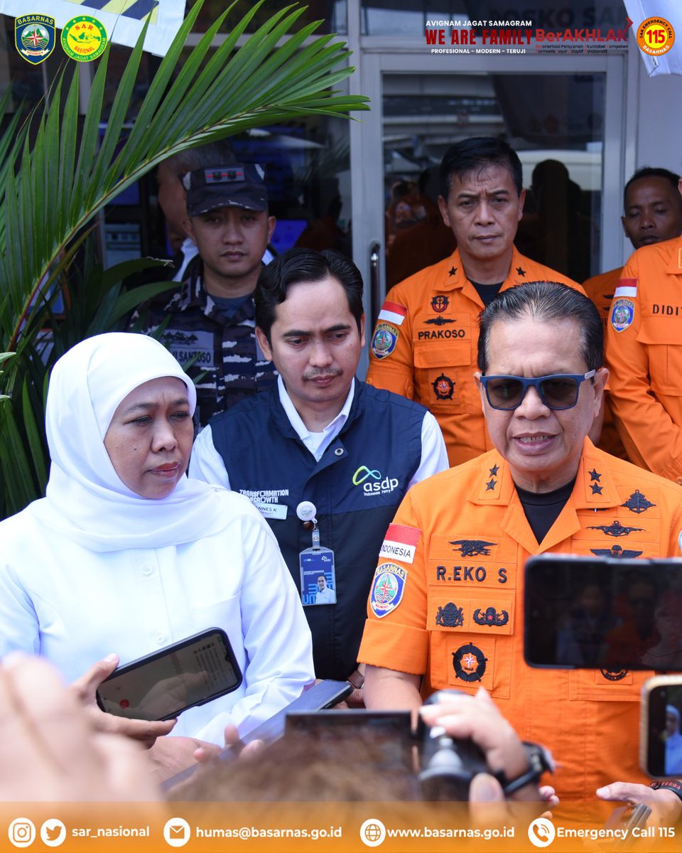 Banyuwangi - Kunjungan Gubernur Khofifah ke posko Tim SAR gabungan di pelabuhan ketapang. Selain memantau pergerakan operasi SAR, dalam kesempatan ini Gubernur Khofifah juga memberikan santunan kepada ahli waris korban KMP Tunu Pratama Jaya. (12/7/2025)