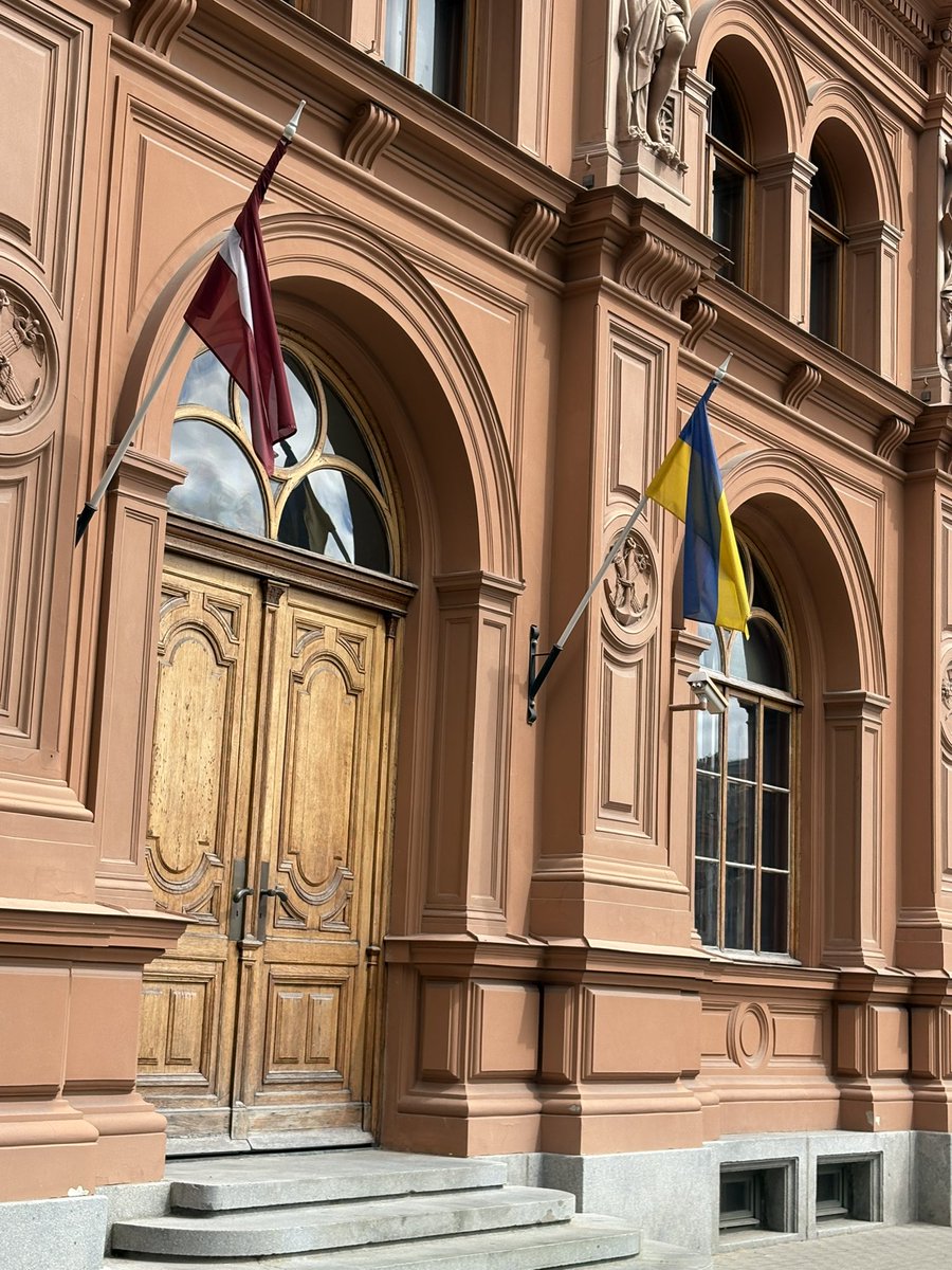 MarkHertling's tweet image. In Riga, Latvia today. Like other Baltic & Nordic countries I’ve been to on this trip all are flying their flag next to Ukraine’s flag on govt buildings & many private homes and businesses.
They’ve broken their suppression by Russia & they’ve gained freedom. They get it!