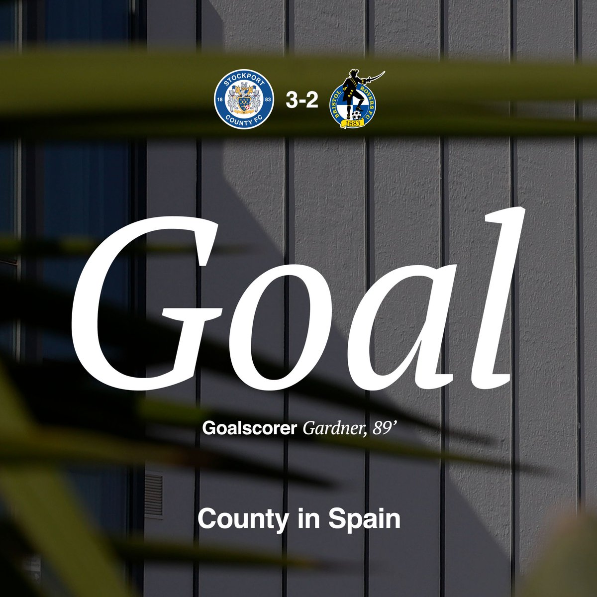 WE LEAD AGAIN!

Andresson gets his head up and picks out Che Gardner in acres of space on the right, and Che keeps his composure to slot it home at the near post. 3-2!

#StockportCounty